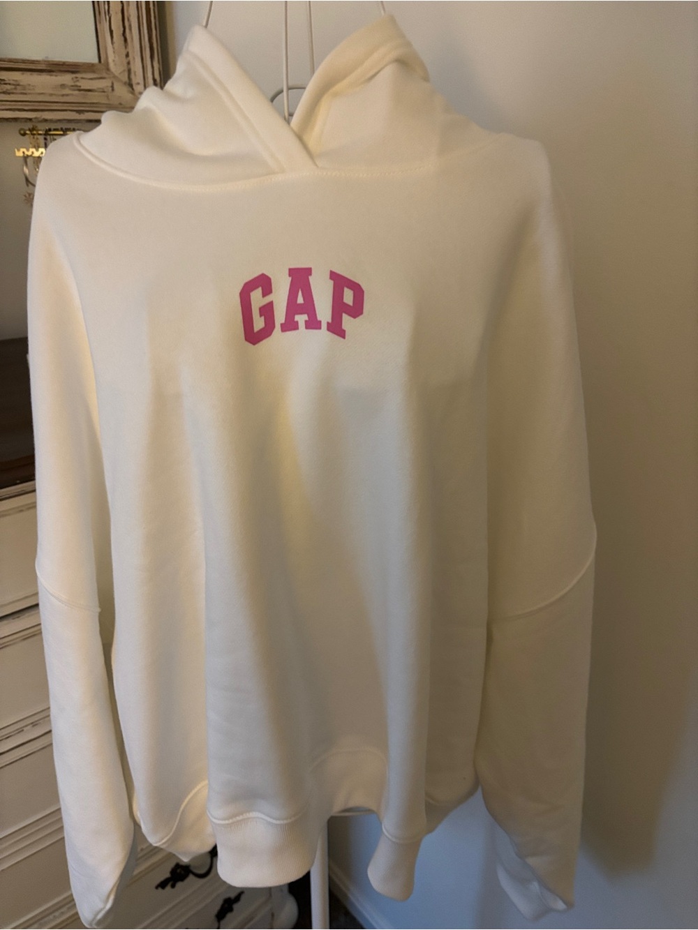 Relaxes GAP off white cropped Hoodie with Pink Logo